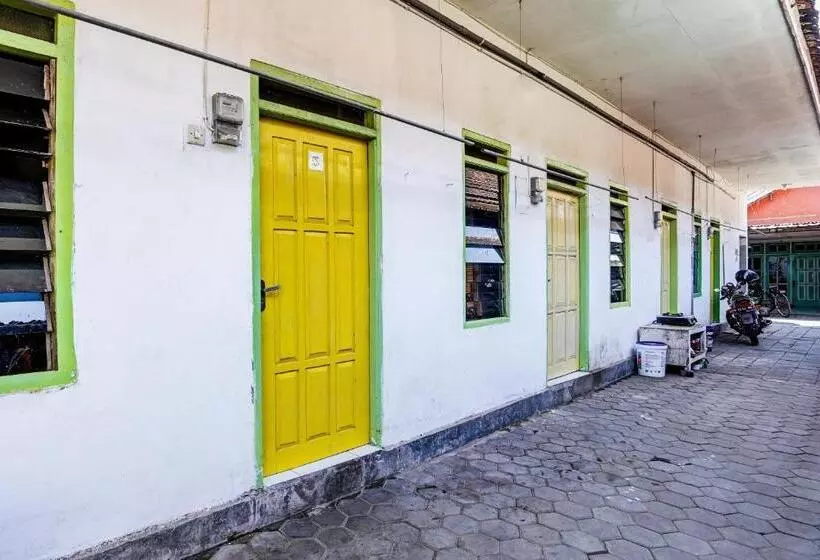 ホテル Spot On 92595 Umi Homestay Syariah