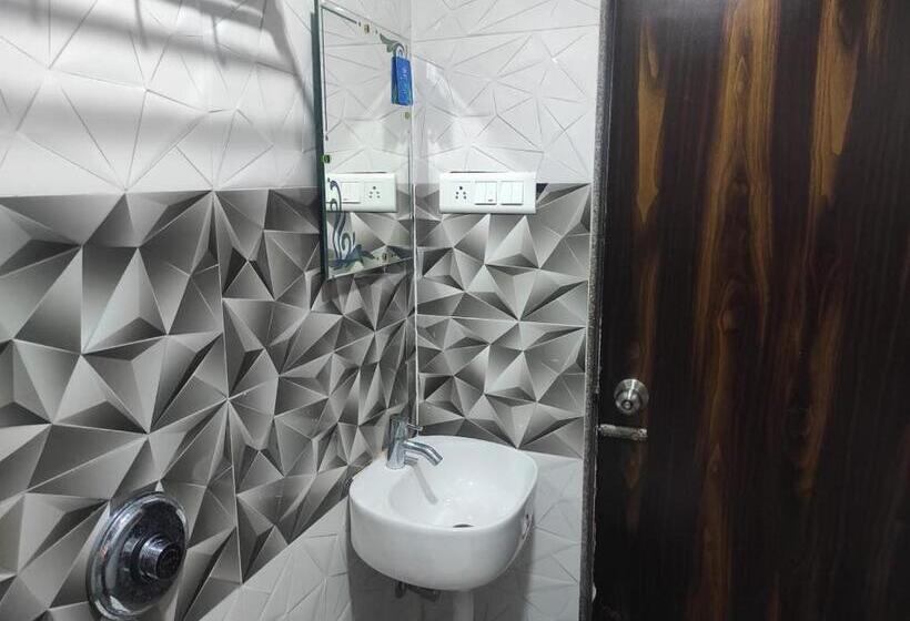 호텔 Deepak Executive, Ganpatipule