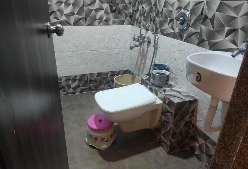 호텔 Deepak Executive, Ganpatipule