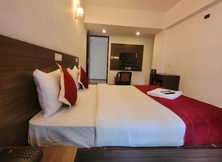 Hotel Four Squares Inn, Technopark Phase 3