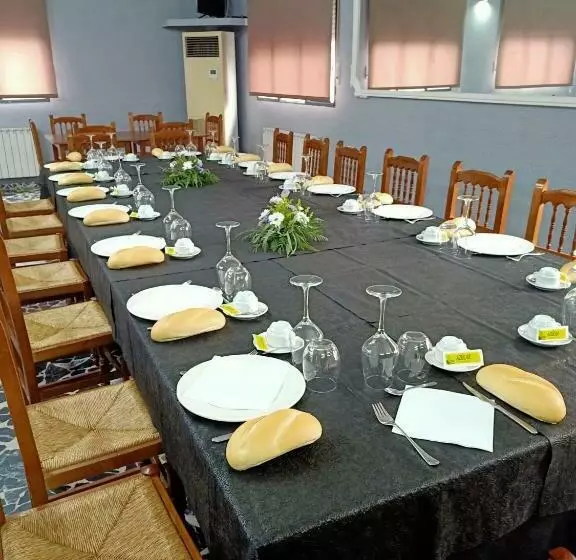 ペンション Restaurante & Hostal El Volante