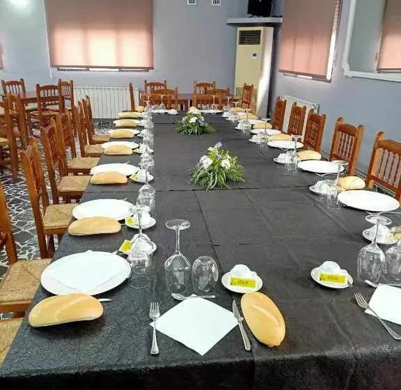 ペンション Restaurante & Hostal El Volante