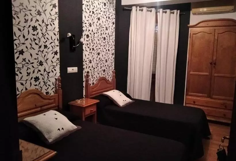 ペンション Restaurante & Hostal El Volante