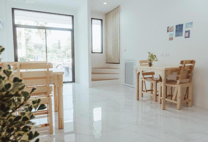 Phanomrung Hostel & Linn Chan Cafe พนมรุ้ง โฮส์เทล แอนด์ ลิณณ์จัง คาเฟ่