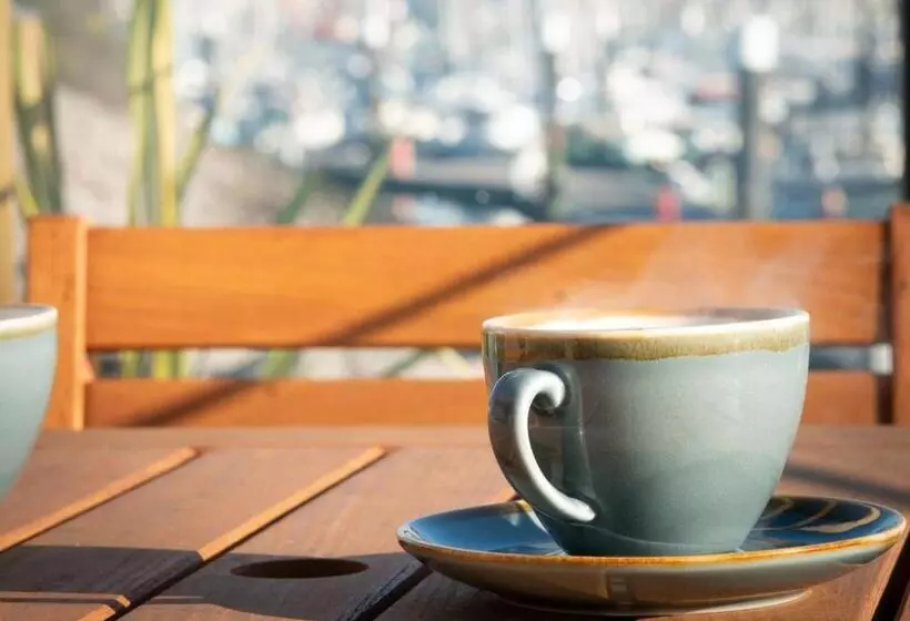 Hotelli Rooms At Haslar Marina