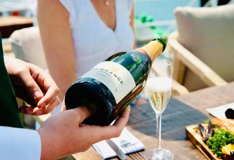 Hotelli Rooms At Haslar Marina