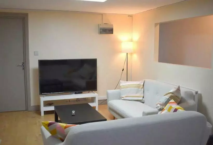 Majatalo Double Bed Room In Flat Near Birmingham City Centre