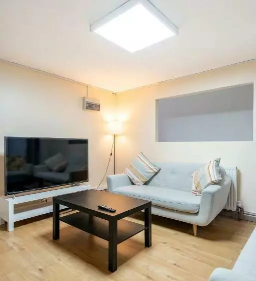 Majatalo Double Bed Room In Flat Near Birmingham City Centre