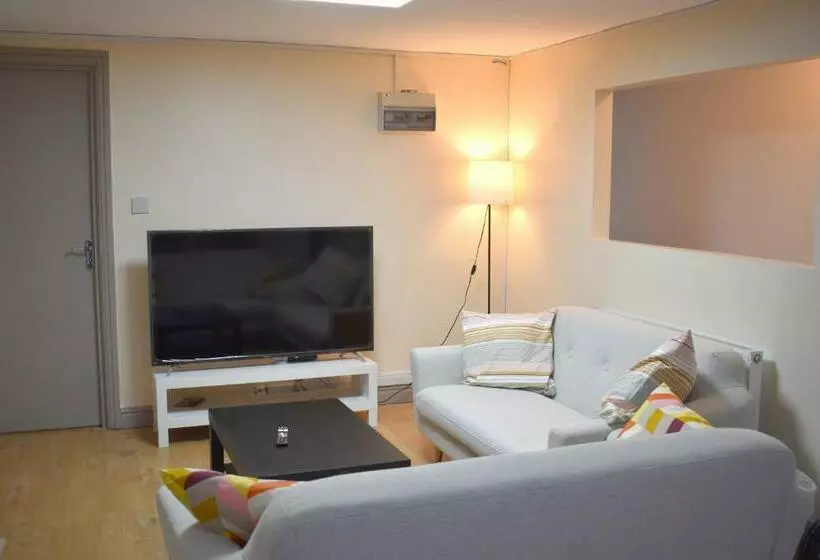 Majatalo Double Bed Room In Flat Near Birmingham City Centre