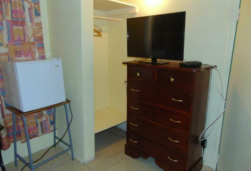 Tropical Vibe Hostel Kingston   Near Half Way Tree