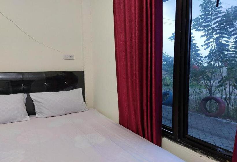 בית מלון כפרי Oyo 92545 Wawi Kadio Homestay