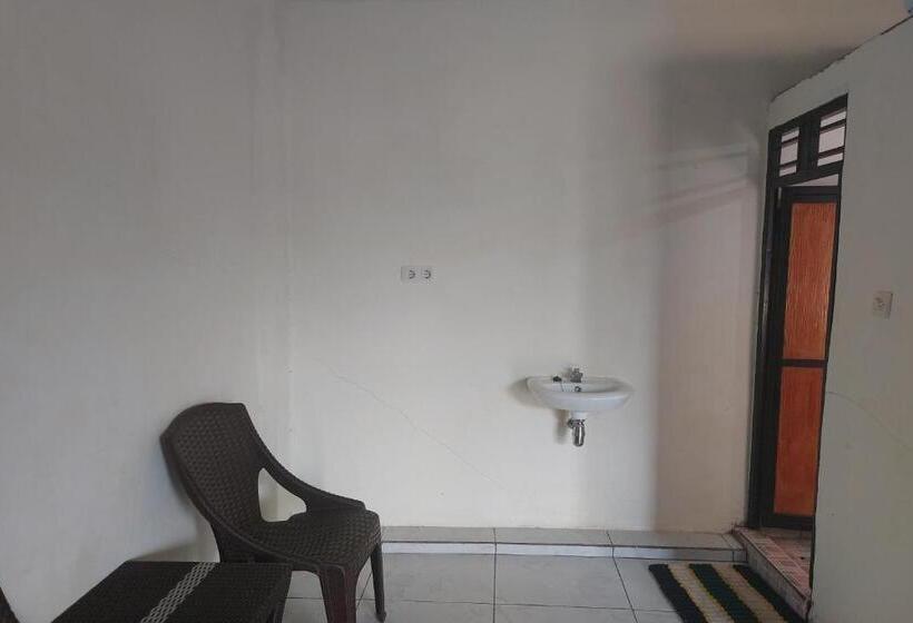 בית מלון כפרי Oyo 92545 Wawi Kadio Homestay