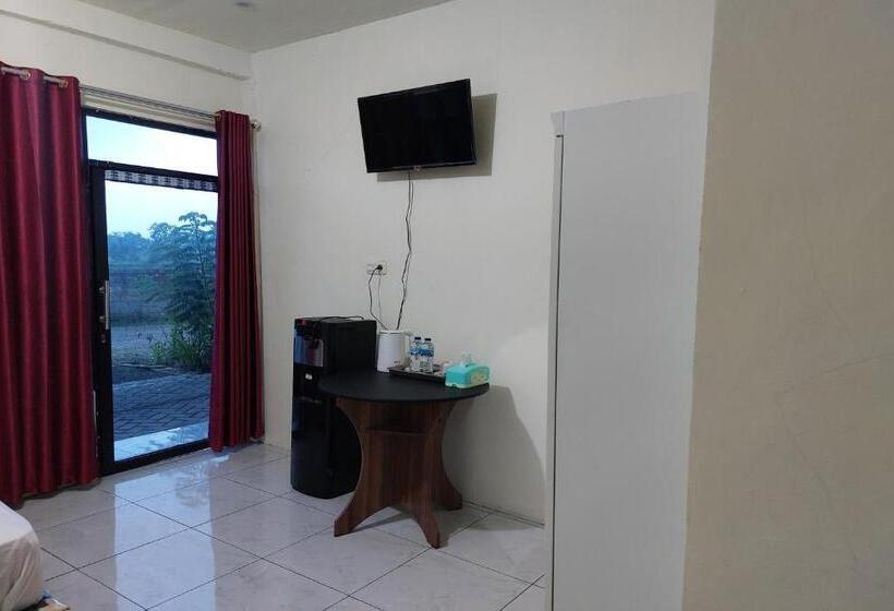 בית מלון כפרי Oyo 92545 Wawi Kadio Homestay