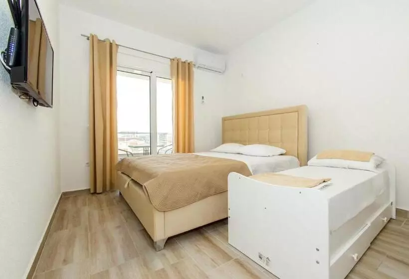 پانسیون Deron Apartments
