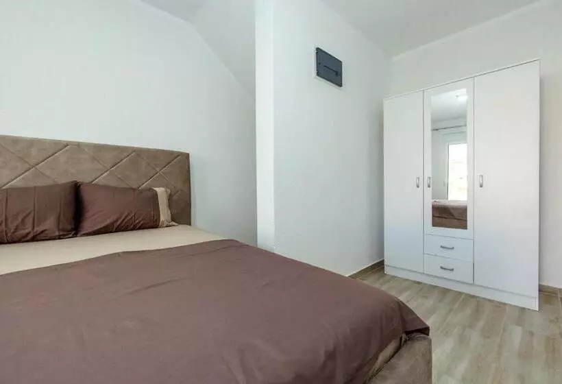 پانسیون Deron Apartments