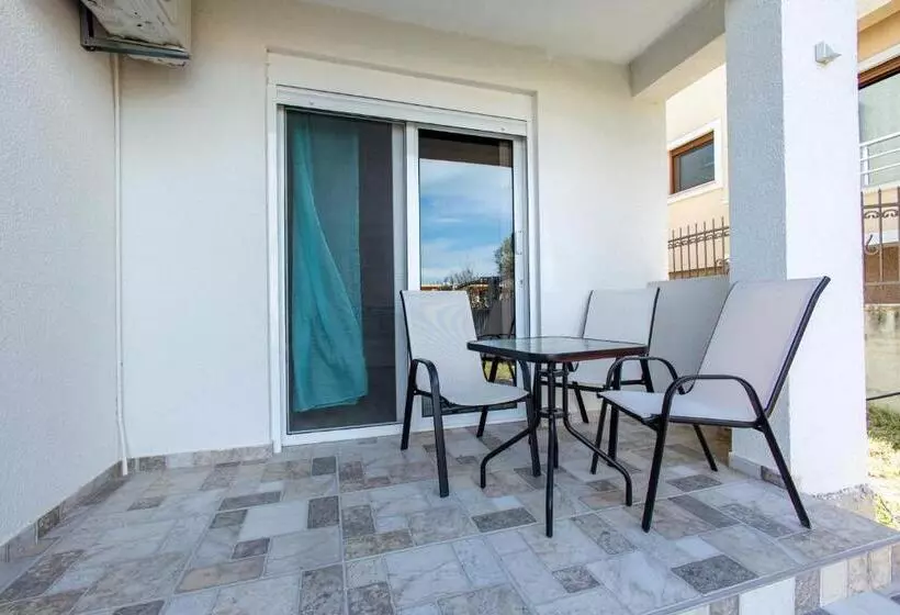 پانسیون Deron Apartments