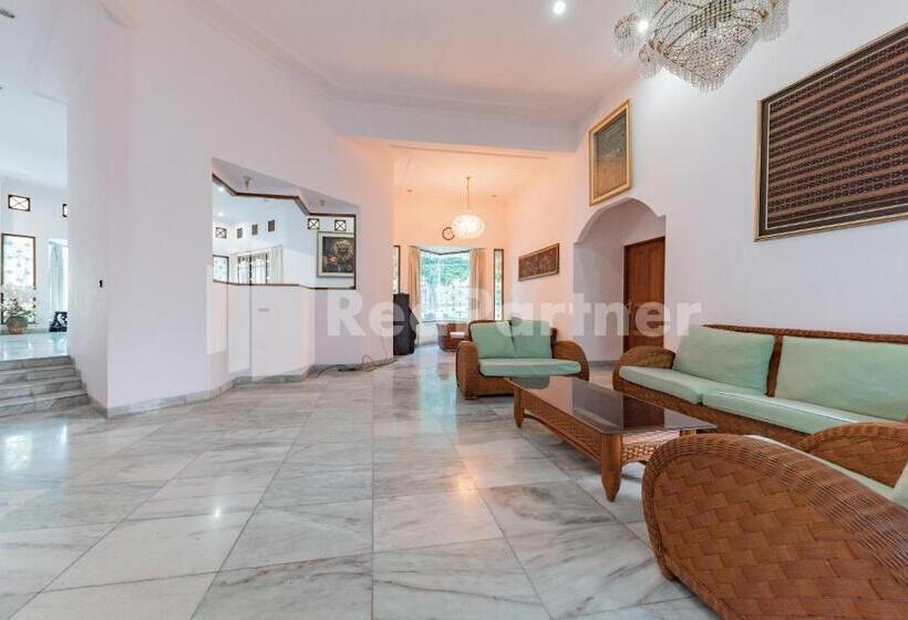 Hotell Biru Homestay Bandung Mitra Reddoorz