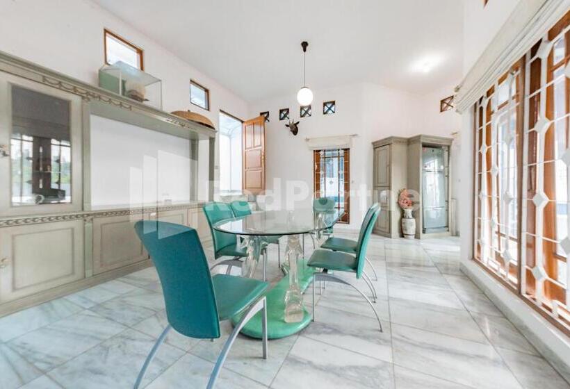 Hotell Biru Homestay Bandung Mitra Reddoorz