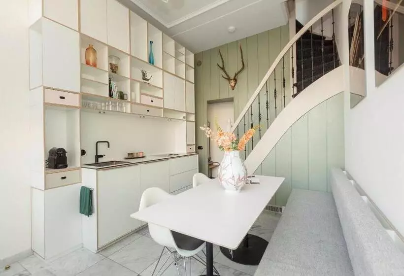 ペンション The Red Ox   Super Central Canal View Rooms