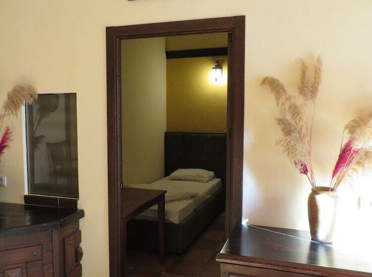 هاستل Jan & In The Very Center