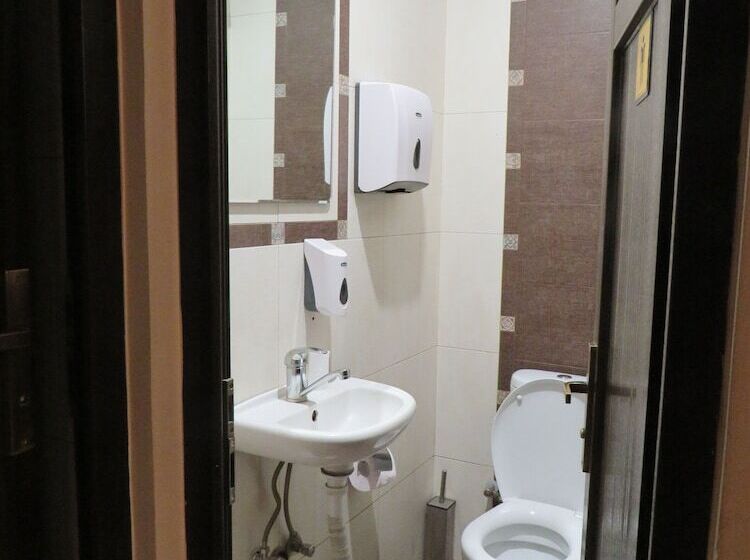 هاستل Jan & In The Very Center