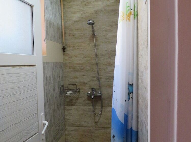 هاستل Jan & In The Very Center