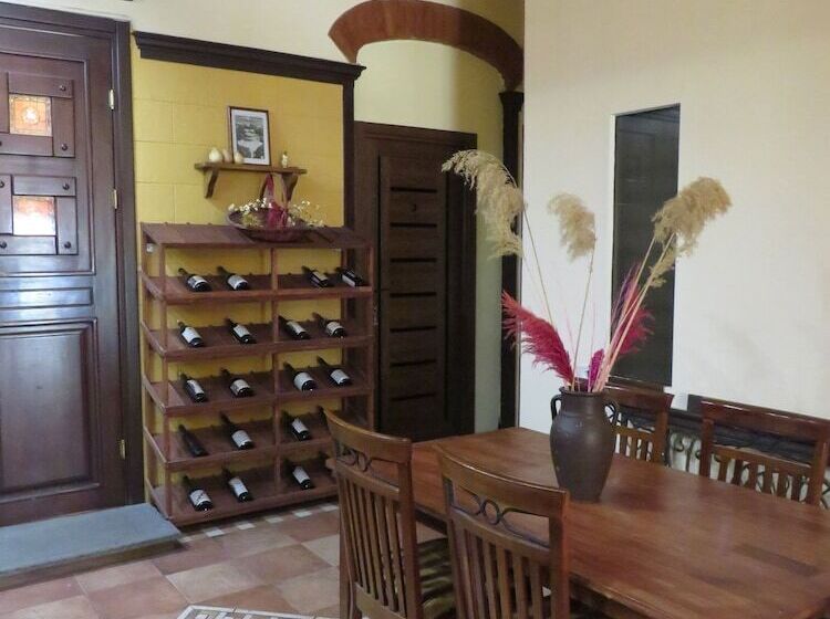 هاستل Jan & In The Very Center