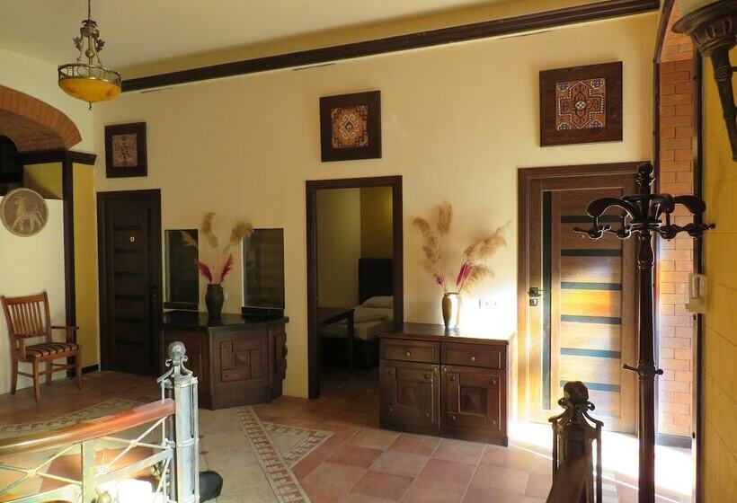 هاستل Jan & In The Very Center