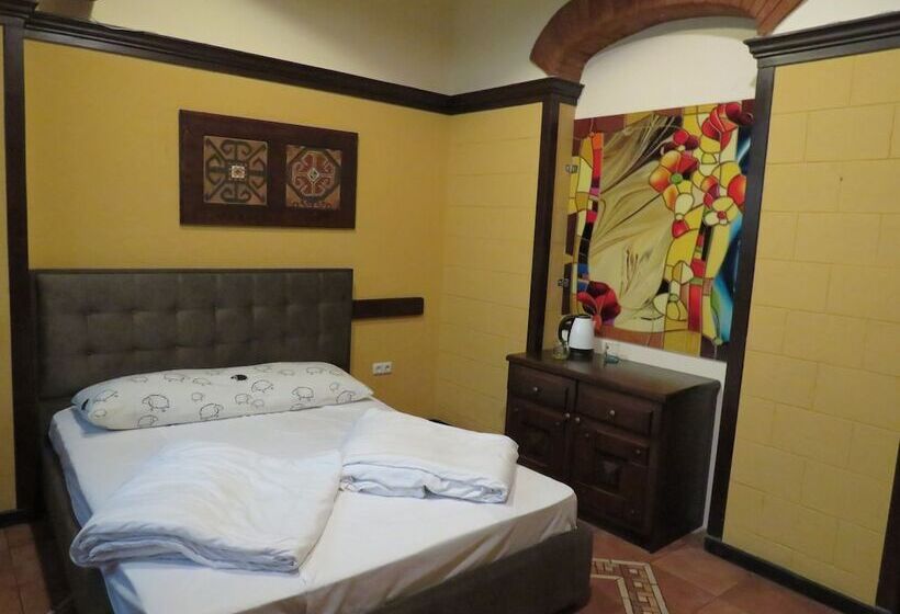 هاستل Jan & In The Very Center