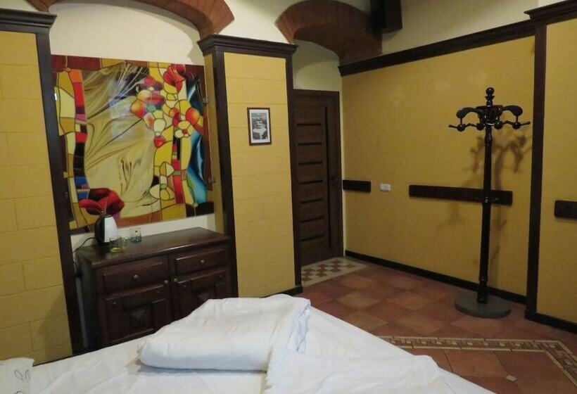 هاستل Jan & In The Very Center