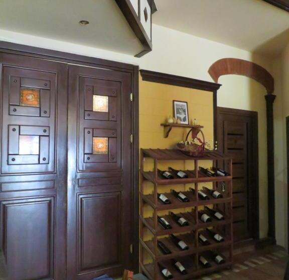 هاستل Jan & In The Very Center