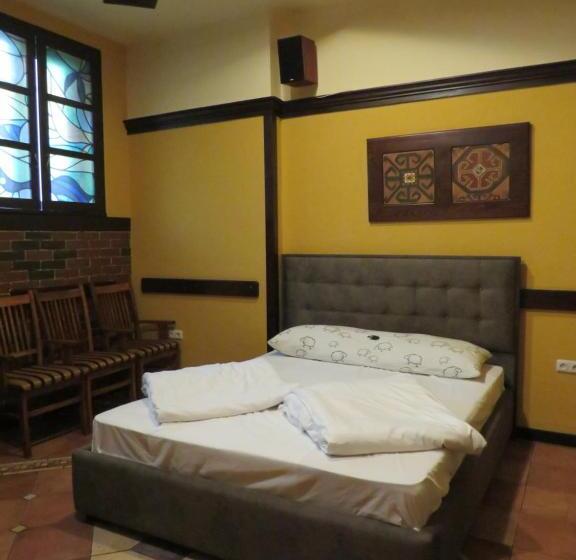 هاستل Jan & In The Very Center