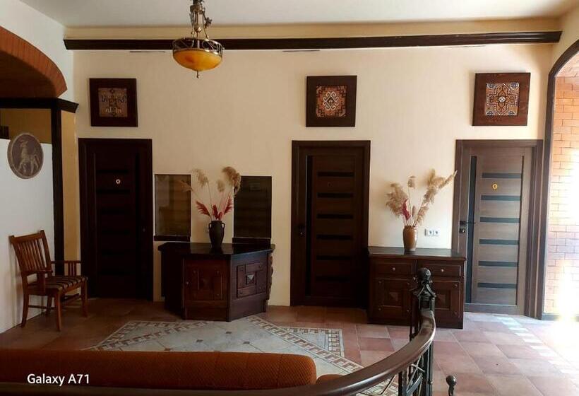 هاستل Jan & In The Very Center