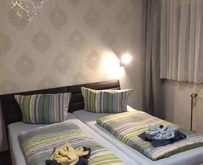 Hotelli Pension Check In