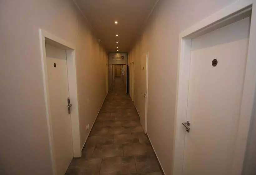 هتل Slamba Hostel