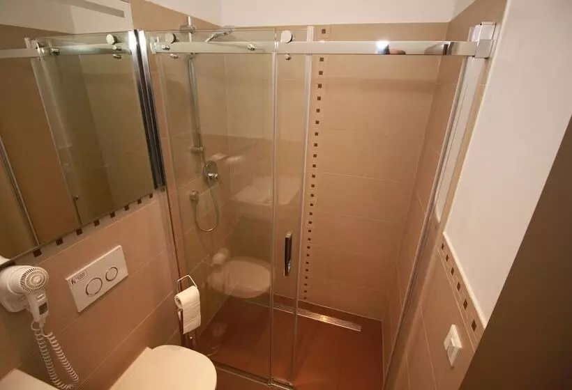 هتل Slamba Hostel