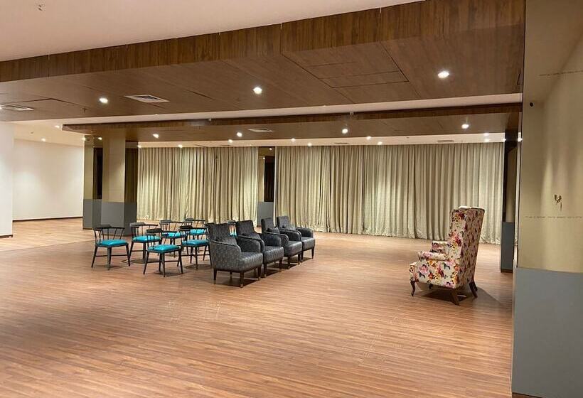 Click Hotel Lh Seven Morbi