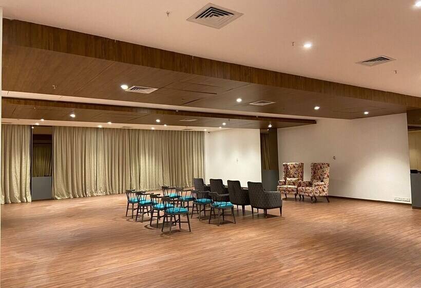 Click Hotel Lh Seven Morbi