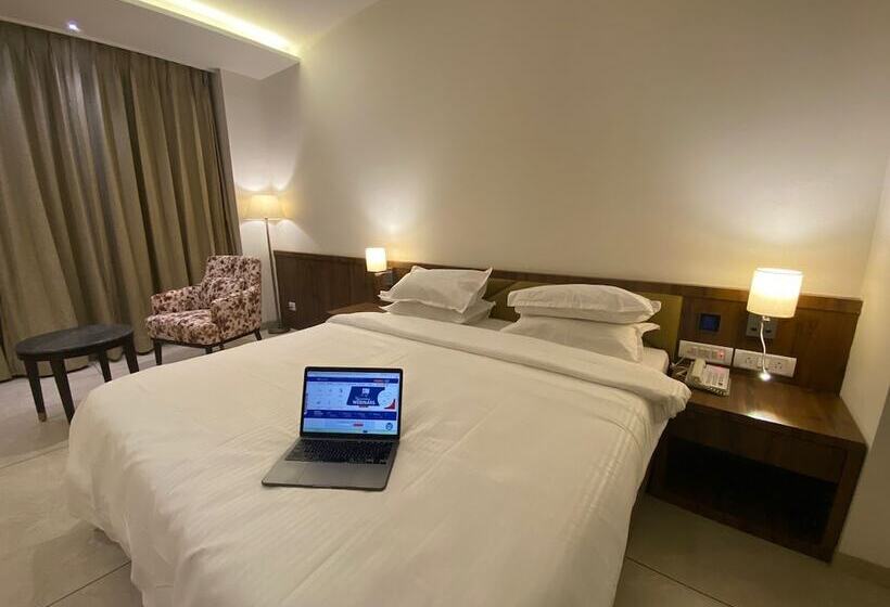 Click Hotel Lh Seven Morbi