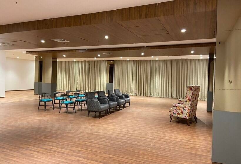 Click Hotel Lh Seven Morbi