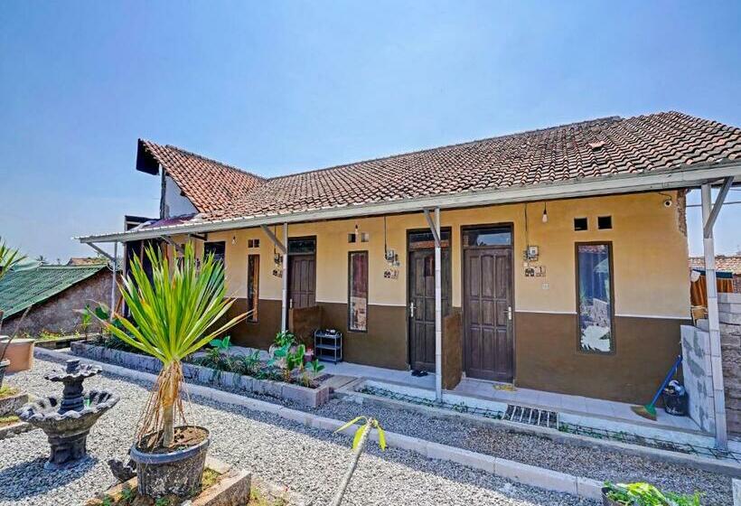 Hotel Spot On 91425 Mekargalih Homestay Syariah