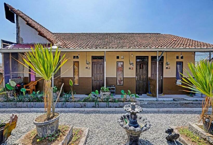 Hotel Spot On 91425 Mekargalih Homestay Syariah