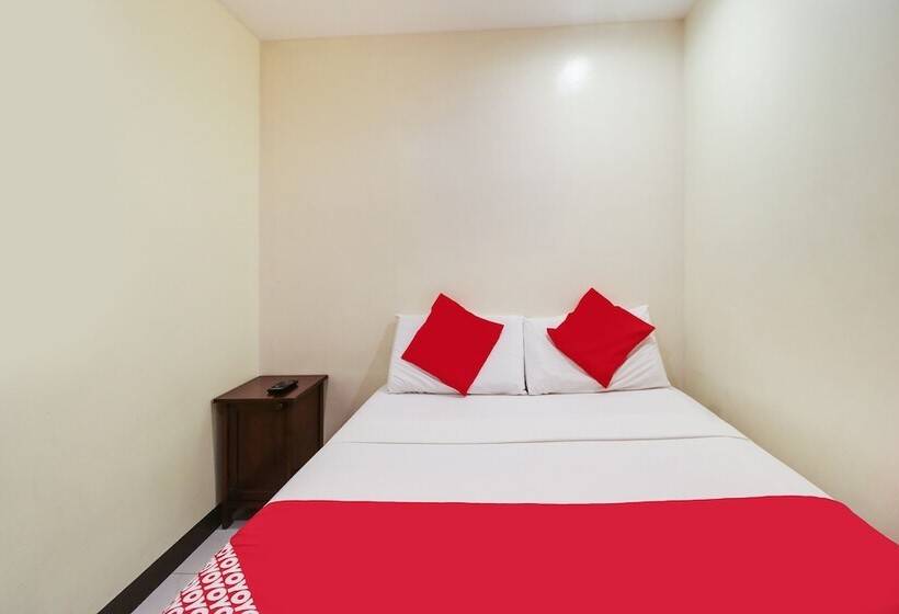 Oyo 898 Berts Condotel