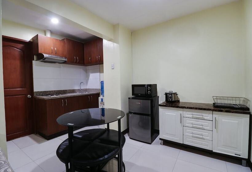 Oyo 898 Berts Condotel