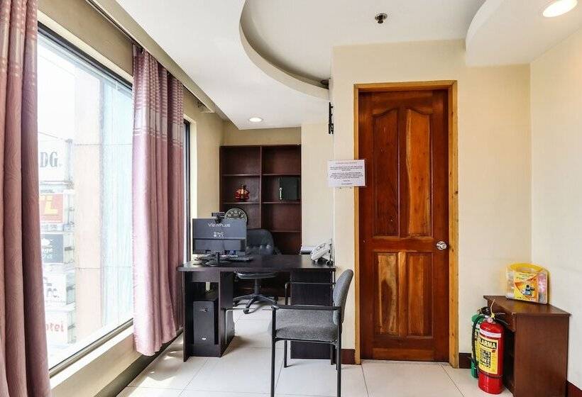 Oyo 898 Berts Condotel