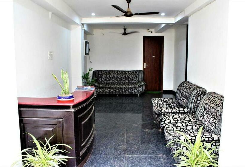 Hotel Oyo Alpha Guest House Near Bestech Central Square Mall