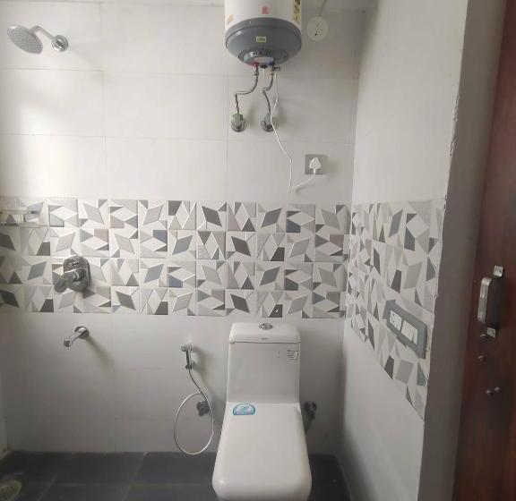 Hotel Oyo Alpha Guest House Near Bestech Central Square Mall