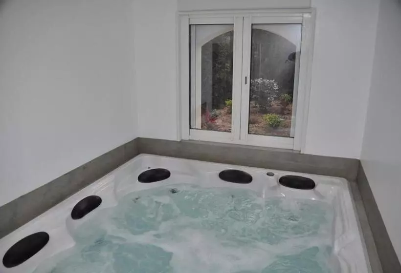 Hotelli Le Clos Geraldy Chambres D Hôtes De Charme, Piscine Et Spa