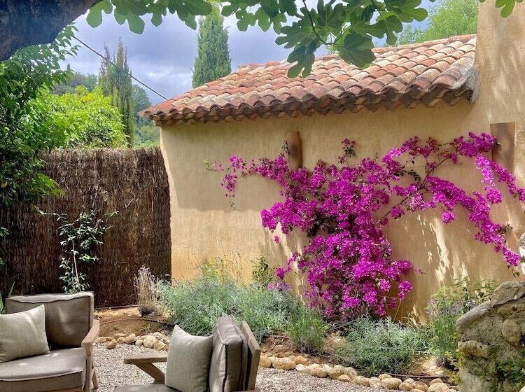 هتل Toile Blanche