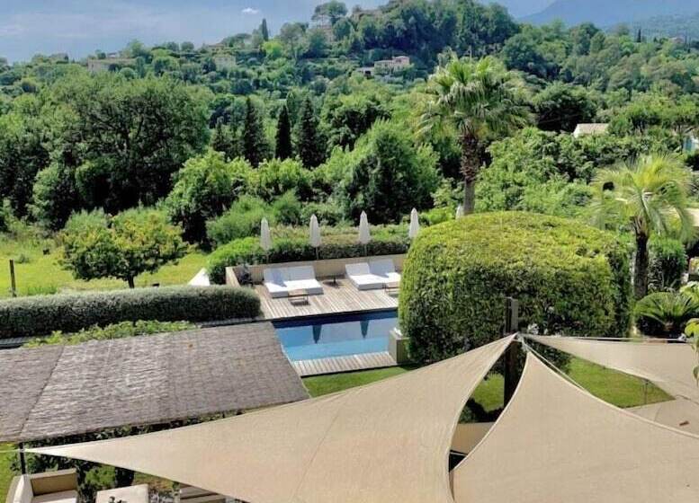 هتل Toile Blanche